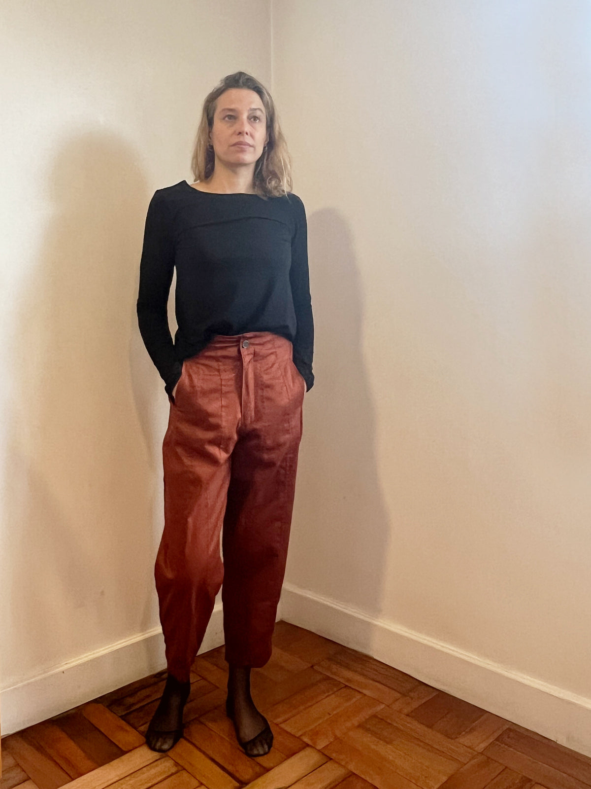 Pantalón Zanahoria Cortes color ladrillo