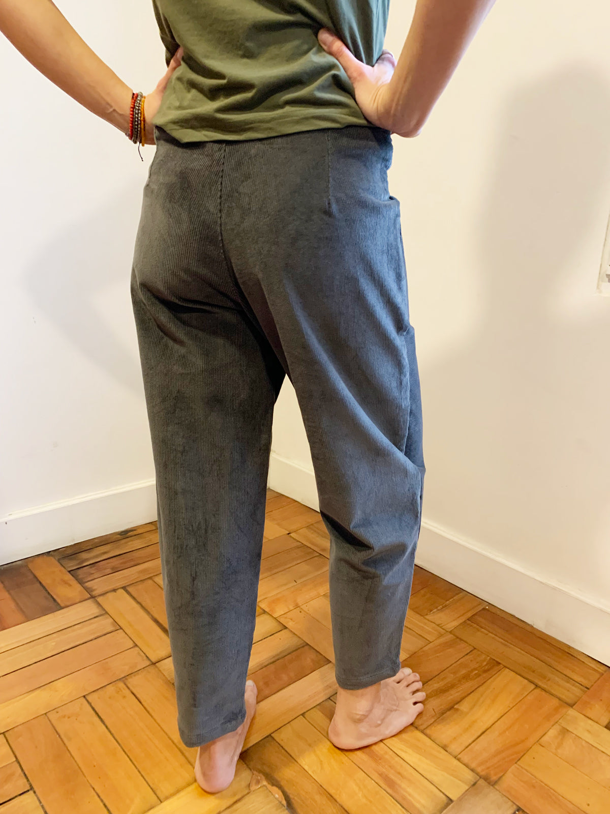 Pantalón Zanahoria Cotelé gris grafito