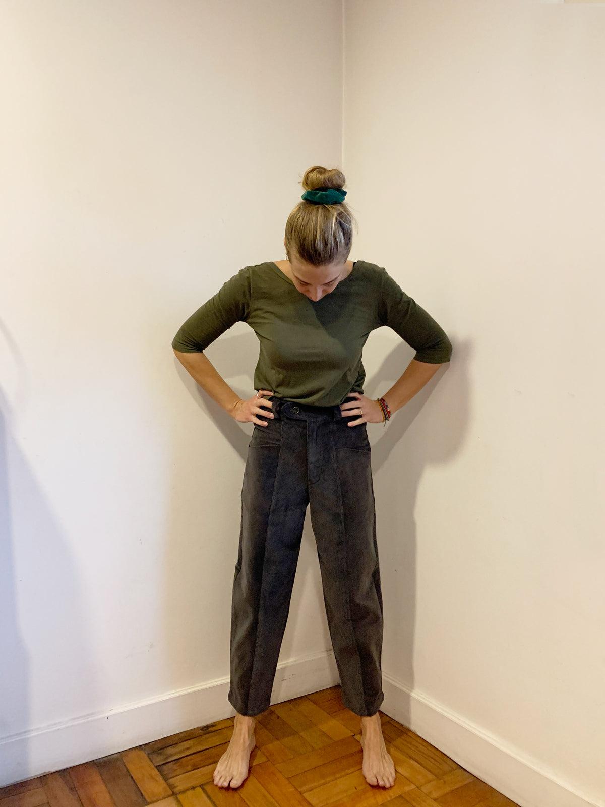 Pantalón Zanahoria Cotelé gris grafito