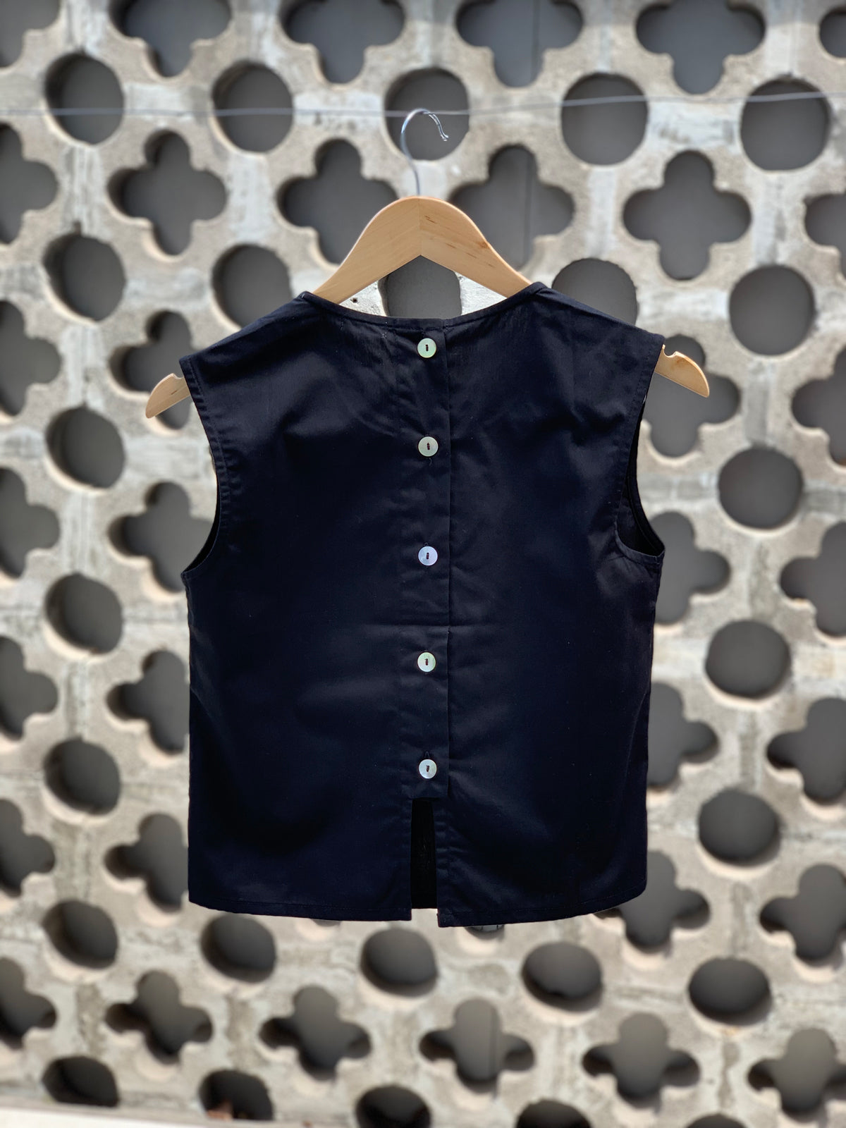 Polera botones espalda color negro