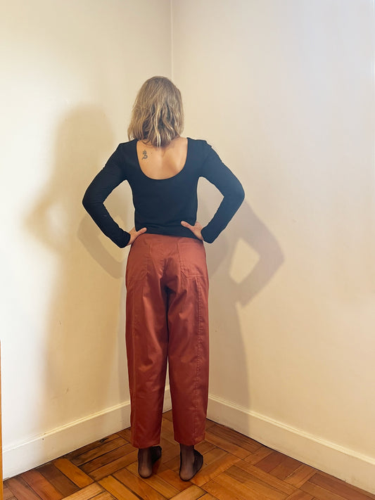 Pantalón Zanahoria Cortes color ladrillo
