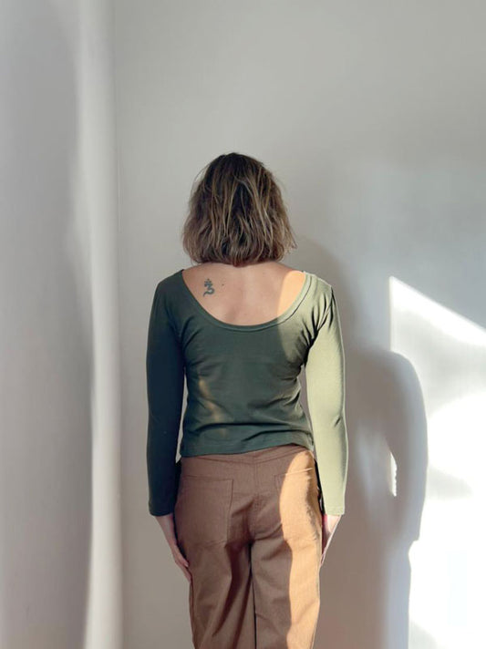 Polera Escote Espalda color verde musgo